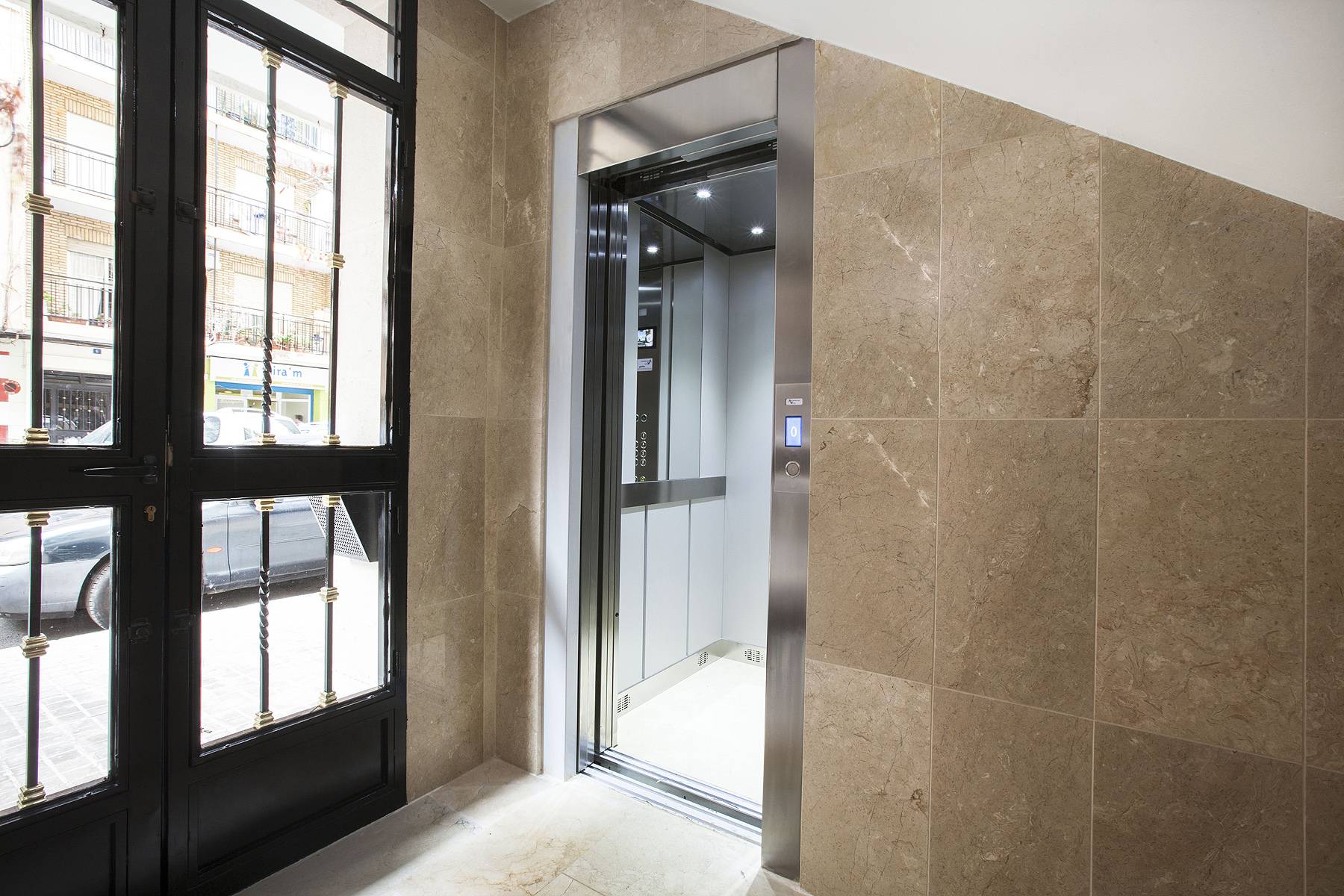 Empresa de ascensores Valencia con profesionales